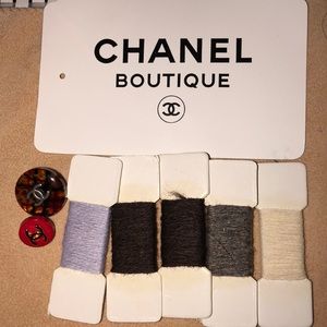 Chanel 5 pieces of thread and 2 buttons